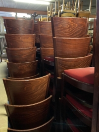houten  stapelbare stoelen met beklede zit
