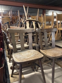 48 houten stoelen